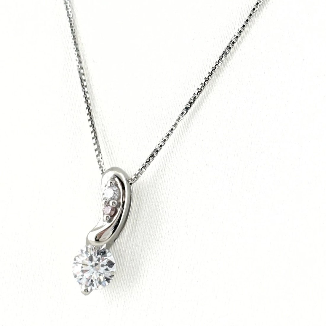 MELEE DIAMOND DESIGN NECKLACE PLATINUM PENDANT: melee diamond design necklace Platinum Pendant Brand: Unbranded Type/Style: Necklace Material: Pt900 ?Pt850, Main Stone/Creation Natural Color: PT Size: Chain / code 45cm(17.7") Pendant size