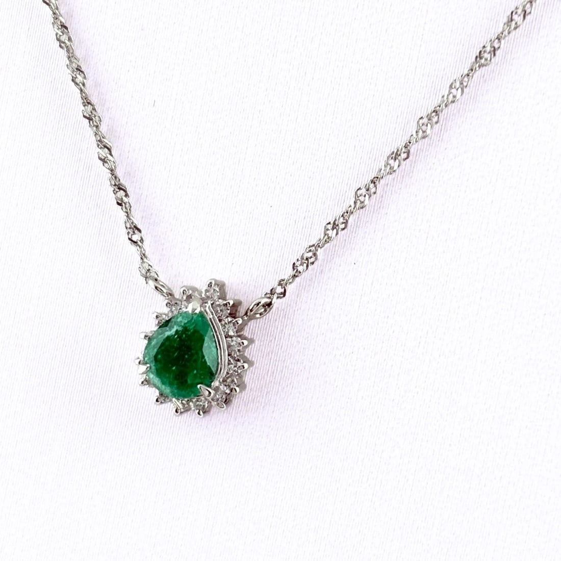 EMERALD DESIGN NECKLACE PLATINUM MELEE DIAMOND PENDANT: Emerald design necklace Platinum melee diamond Pendant Brand: Unbranded Type/Style: Necklace Material: Pt900 Pt850, Main Stone/Creation Emerald Diamond Color: None Size: Chain / code