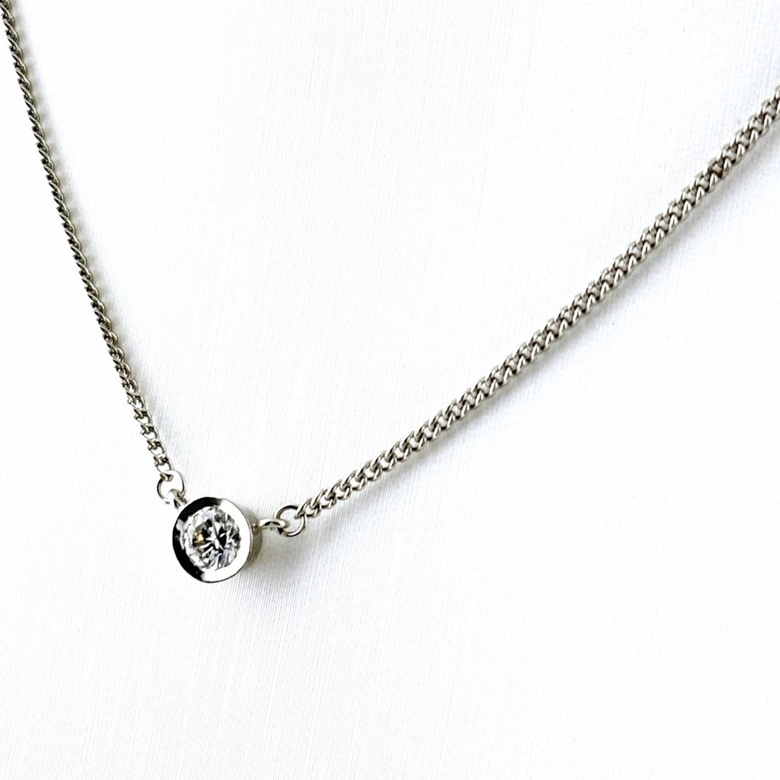DIAMOND DESIGN NECKLACE PLATINUM PENDANT NECKLACE: Diamond design necklace Platinum Pendant Necklace Brand: Unbranded Type/Style: Necklace Material: Pt850Pt900, Main Stone/Creation Natural Color: Silver Size: Chain / code 37.5cm(14.8") Chain width