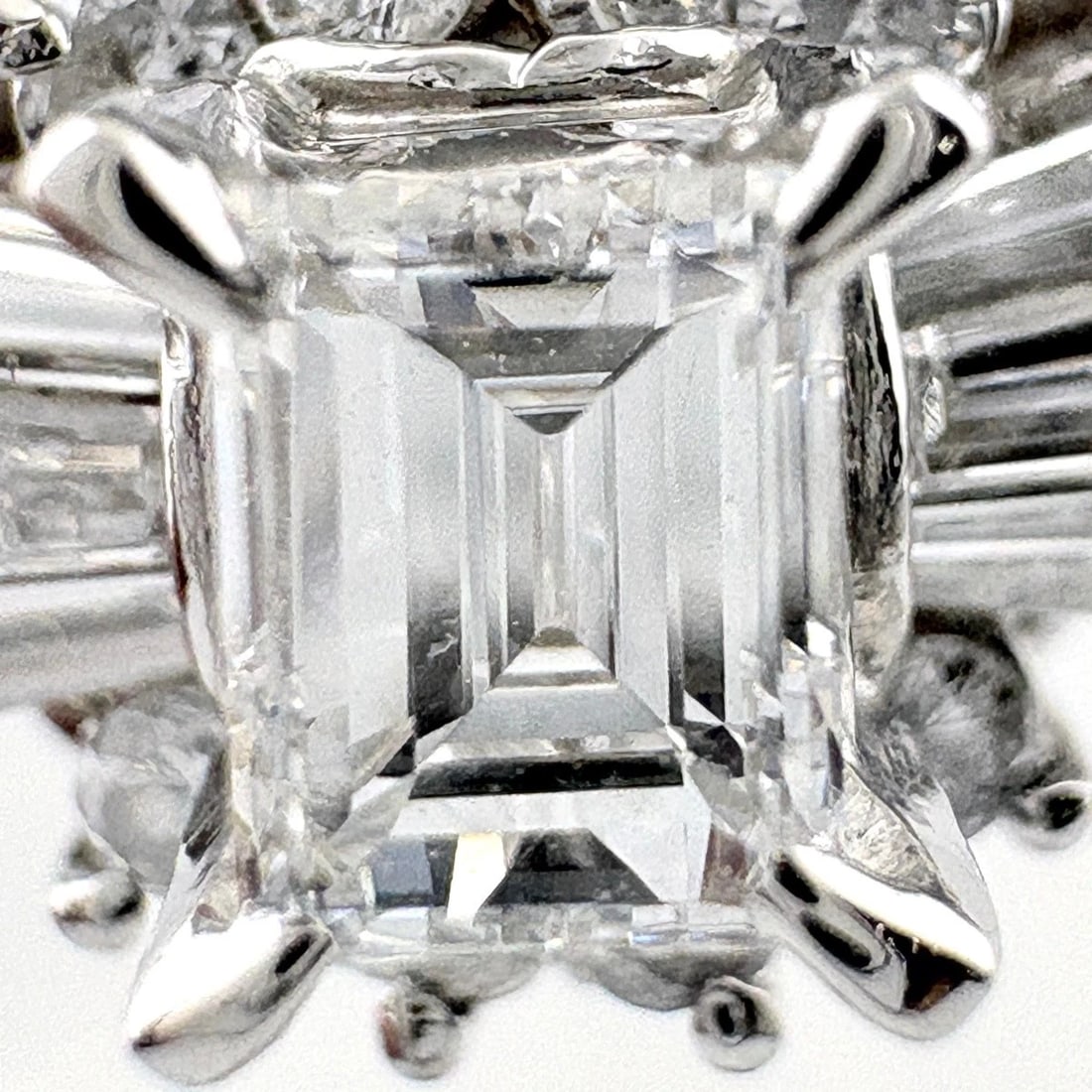 MELEE DIAMOND DESIGN PLATINUM RING: melee diamond design Platinum Ring Brand: Unbranded Type/Style: Ring Material: Pt900, Main Stone/Creation Natural Color: None Size: US 4 to 4.5 Accessories: None Accessories Notice: When p