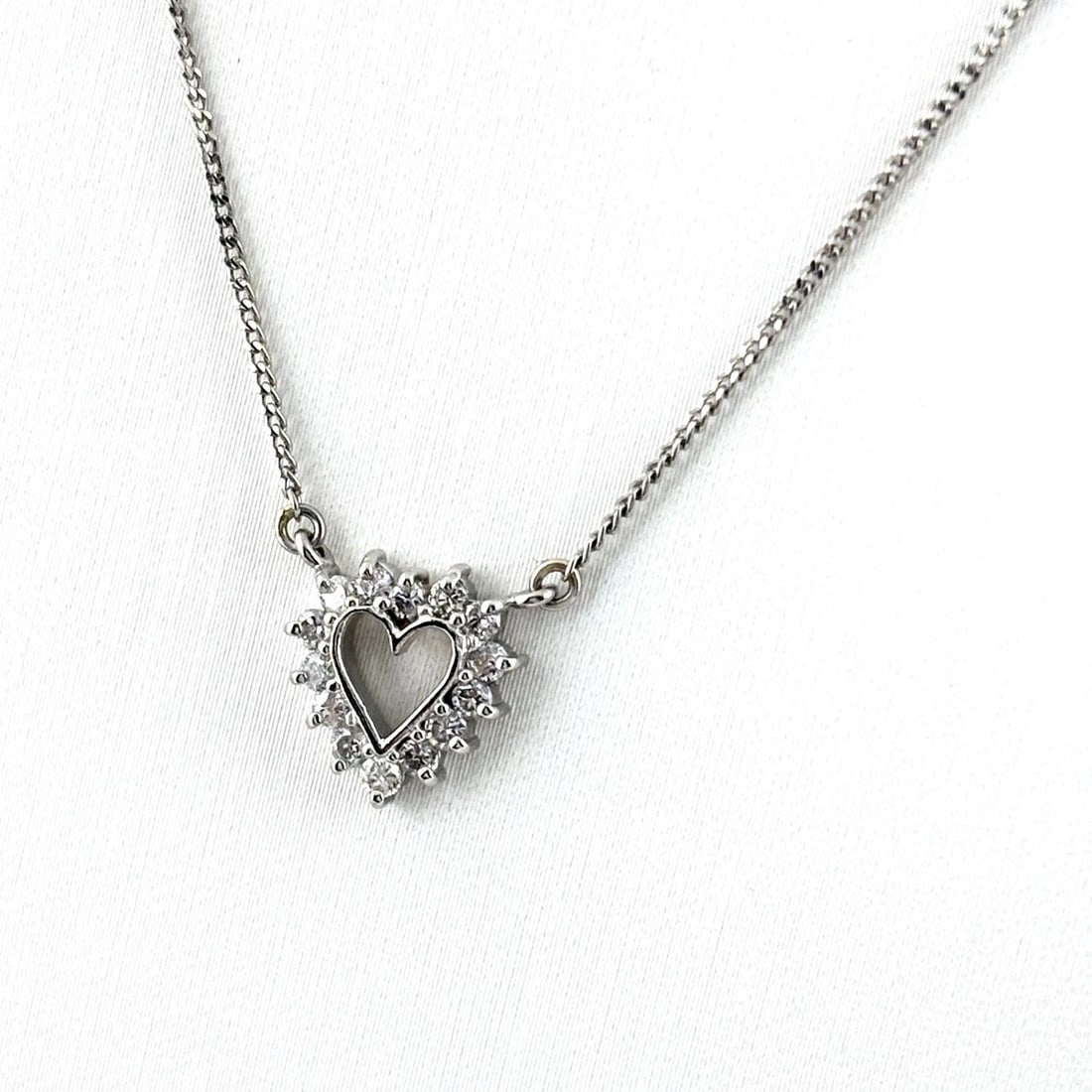 MELEE DIAMOND DESIGN PLATINUM PENDANT NECKLACE: melee diamond design Platinum Pendant Necklace Brand: Unbranded Type/Style: Necklace Material: Pt850, Main Stone/Creation Natural Color: None Size: Chain / code 41cm(16.1")Chain width 0.8mm(0.0") Tota