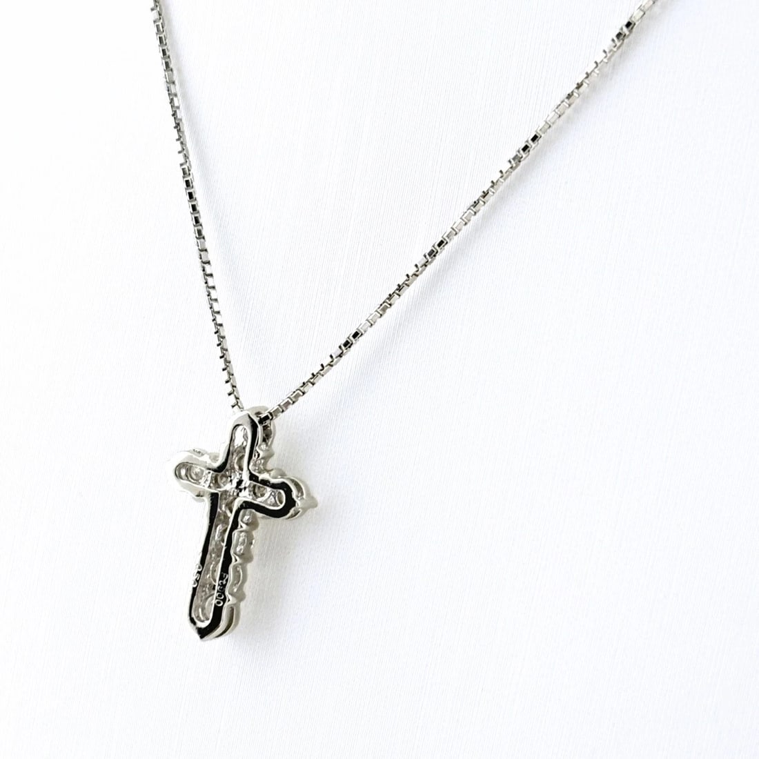MELEE DIAMOND DESIGN NECKLACE PLATINUM PENDANT NECKLACE (1 of 3)