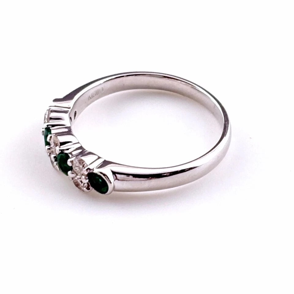 EMERALD DESIGN WG MELEE DIAMOND RING (1 of 4)