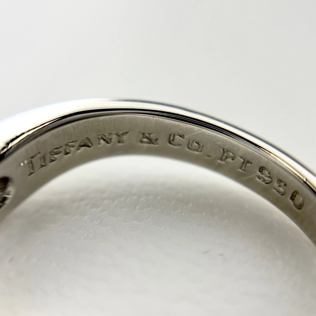 TIFFANY&CO. CURVED BAND RING PLATINUM RING: TIFFANY&Co. Curved Band Ring Platinum ring Brand: TIFFANY&Co. Type/Style: Ring Material: Pt950, Main Stone/Creation Natural Color: silver Size: US 5 Accessories: None Accessories Notice: W