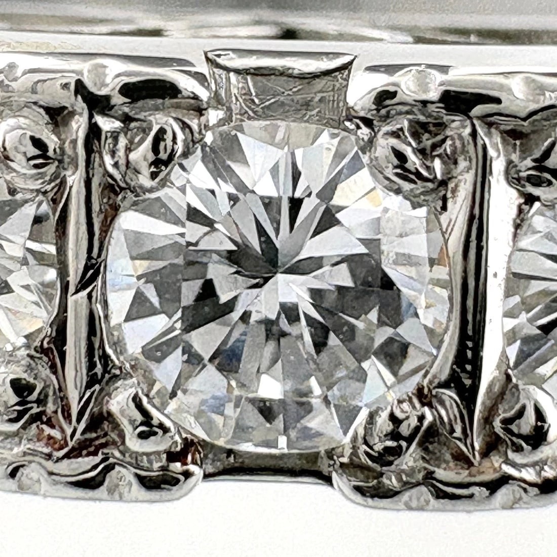 MELEE DIAMOND DESIGN PLATINUM RING - 2