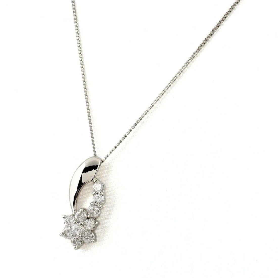 MELEE DIAMOND DESIGN PLATINUM PENDANT NECKLACE: melee diamond design Platinum Pendant Necklace Brand: Unbranded Type/Style: Necklace Material: Platinum900 Pt850, Main Stone/Creation Natural Color: None Size: Chain / code 40cm(15.7")Chain width