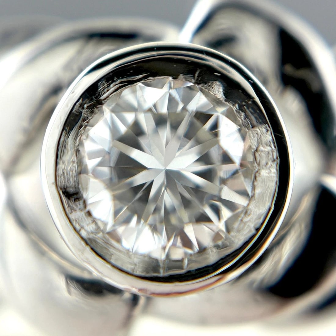 DIAMOND DESIGN PLATINUM RING - 2