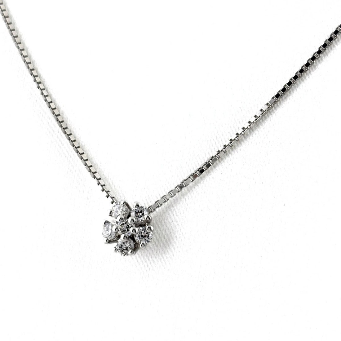 DAMIANI FLOWER MOTIF NECKLACE PENDANT MELEE DIAMOND: Damiani Flower motif Necklace Pendant melee diamond Brand: Damiani Type/Style: Necklace Material: 750, Main Stone/Creation Natural Color: None Size: Chain / code 51.5cm(20.3") Pendant size