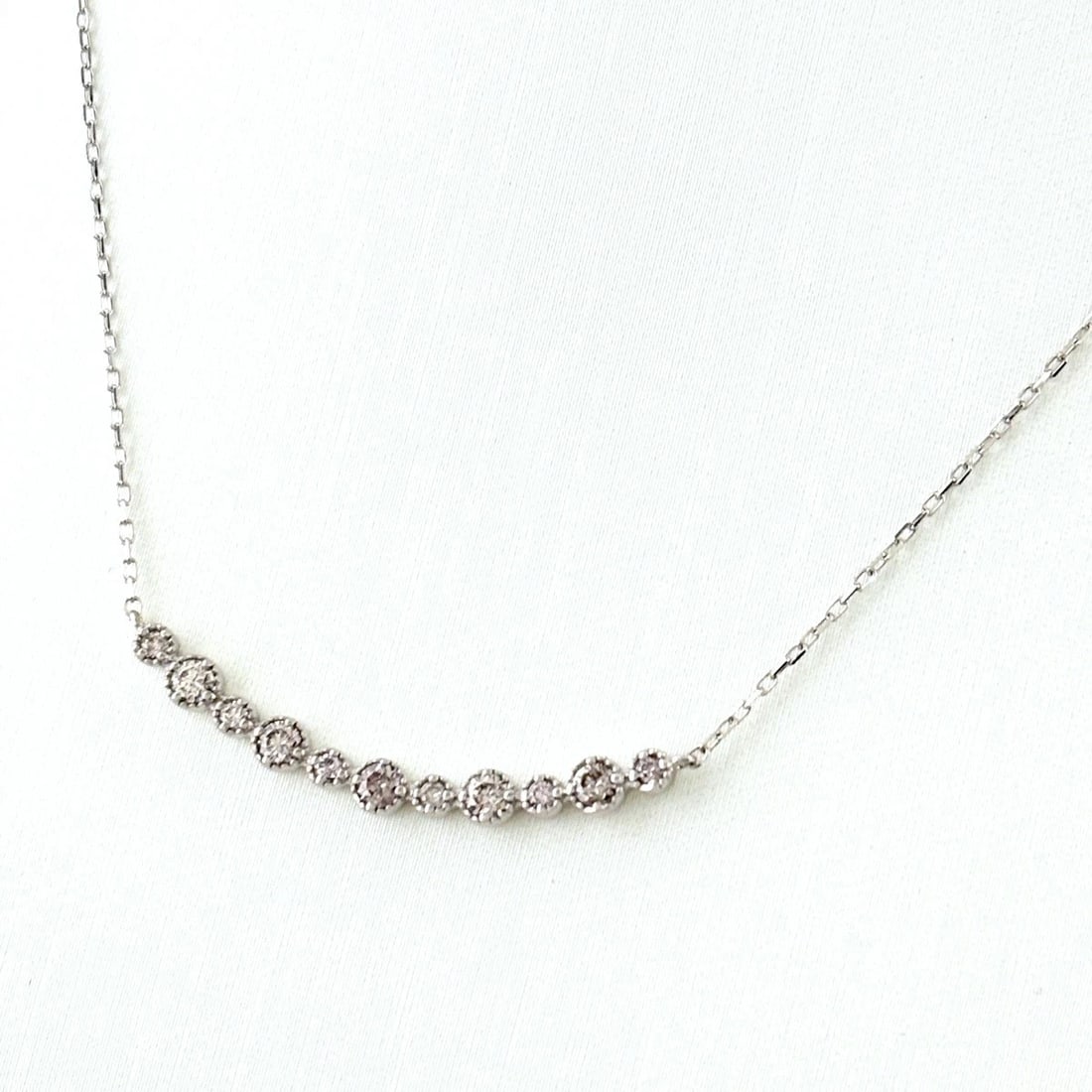 MELEE DIAMOND DESIGN WG WHITEGOLD PENDANT NECKLACE: melee diamond design WG WhiteGold Pendant Necklace Brand: Unbranded Type/Style: Necklace Material: 18K WG, Main Stone/Creation Natural Color: WG Size: Chain / code 40cm(15.7Chain width 0.8mm(0.0")