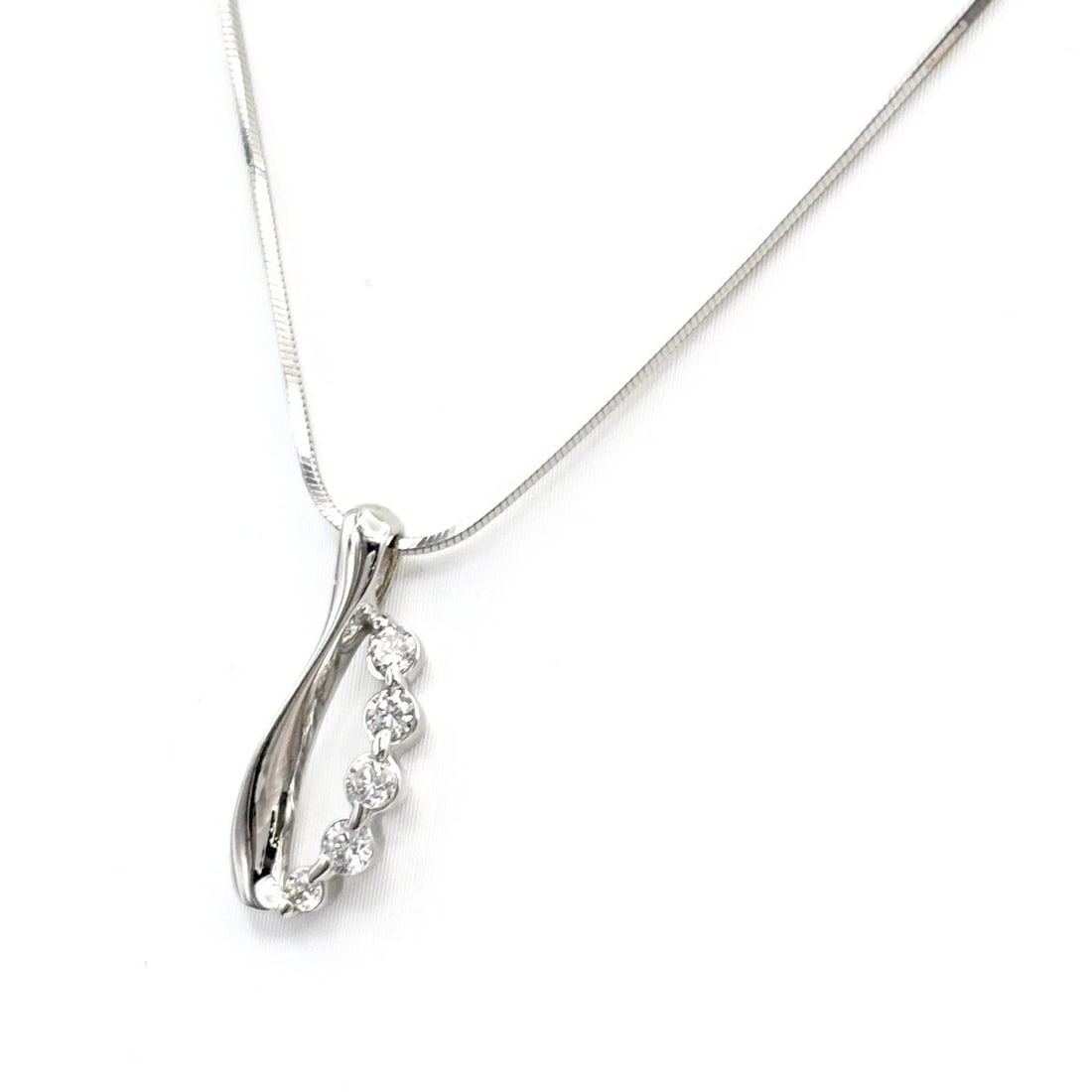 STAR JEWELRY MELEE DIAMOND DESIGN NECKLACE PENDANT NECKLACE: STAR JEWELRY melee diamond design necklace Pendant Necklace Brand: STAR JEWELRY Type/Style: Necklace Material: 18K, Main Stone/Creation Natural Color: None Size: Chain width 1.5mm(0.1") Chain / code 4