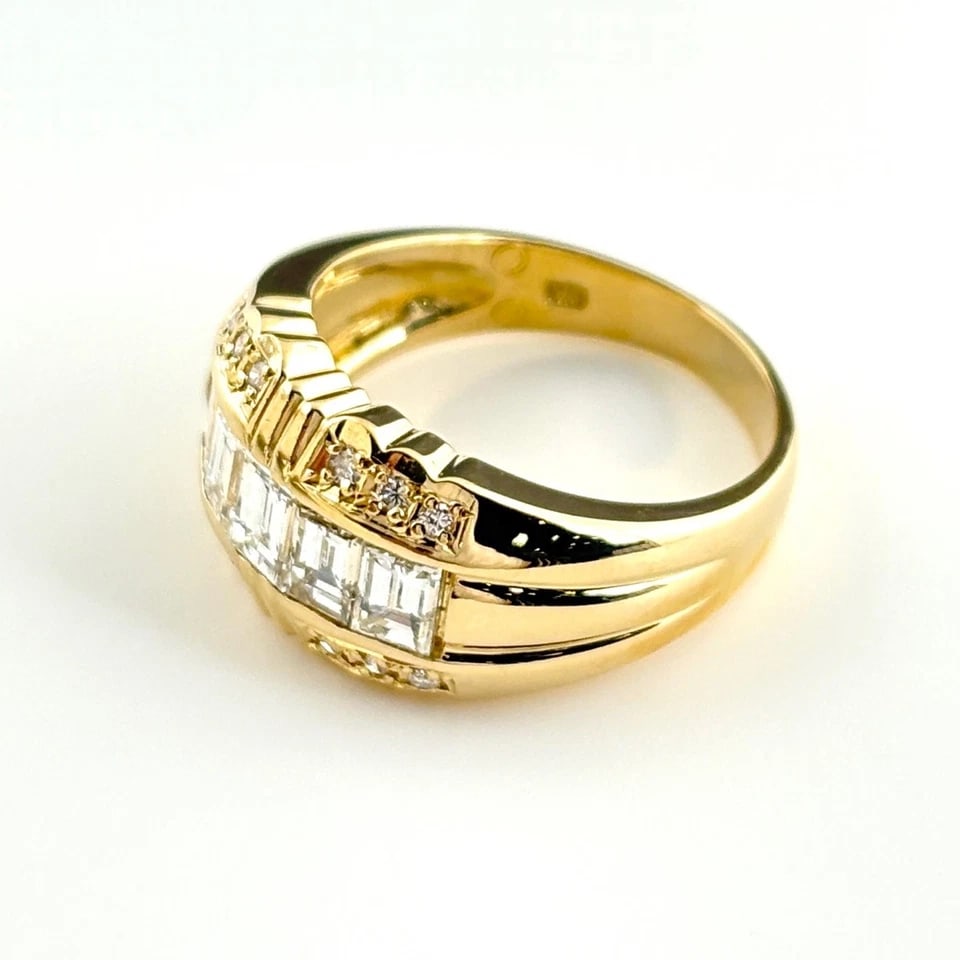 MELEE DIAMOND DESIGNYG RING: melee diamond designYG Ring Brand: Unbranded Type/Style: Ring Material: 18K YG, Main Stone/Creation Natural Color: YG Size: US 6.5 to 7 Accessories: None Accessories Notice: When purchasin
