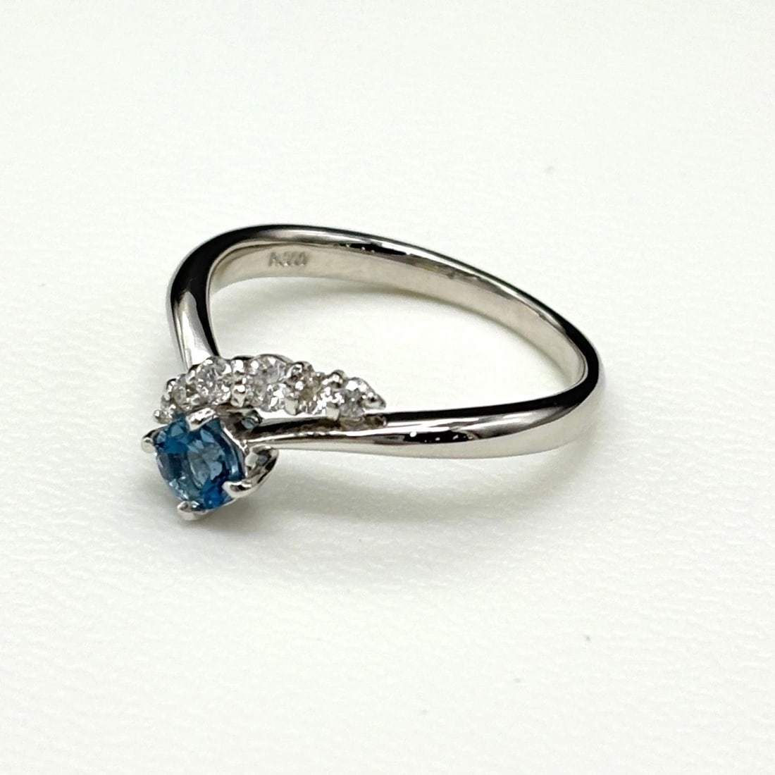 DESIGN PLATINUM MELEE DIAMOND RING AQUAMARINE: design Platinum melee diamond Ring Aquamarine Brand: Unbranded Type/Style: Ring Material: Pt900, Main Stone/Creation Aquamarine diamond Color: None Size: US 5.5 Accessories: None Accessori