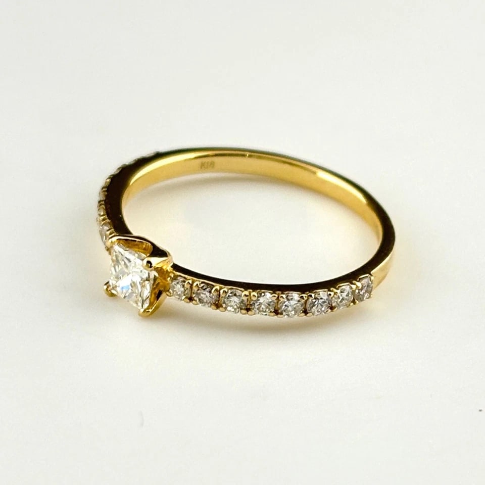 REMAKE MELEE DIAMOND DESIGN YG RING: Remake Melee Diamond Design YG Ring Brand: Unbranded Type/Style: Ring Material: 18K YG, Main Stone/Creation Natural Color: YG Size: US 6 Accessories: None Accessories Notice: When purchasing