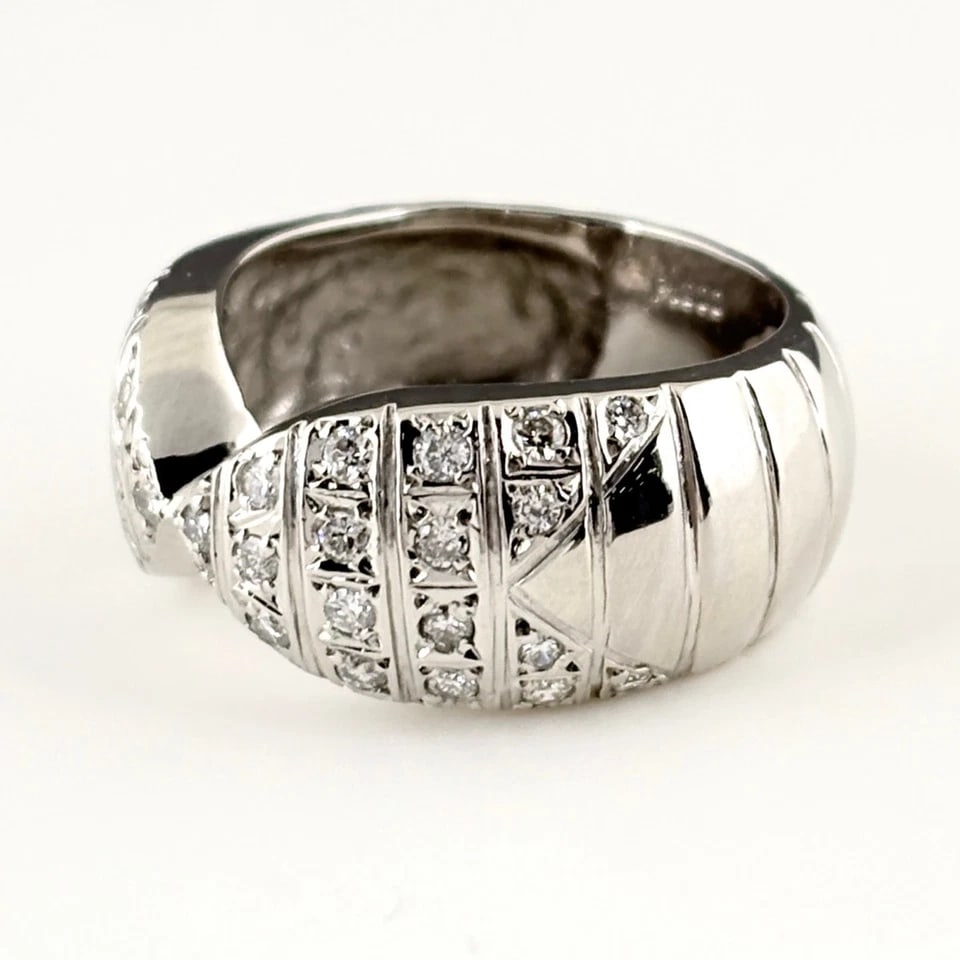 MELEE DIAMOND DESIGN PLATINUM RING: melee diamond design Platinum Ring Brand: Unbranded Type/Style: Ring Material: Pt900, Main Stone/Creation Natural Color: PT Size: US 5 Accessories: None Accessories Notice: When purchasing