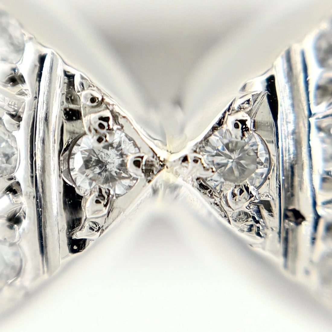 MELEE DIAMOND DESIGN PLATINUM RING - 2