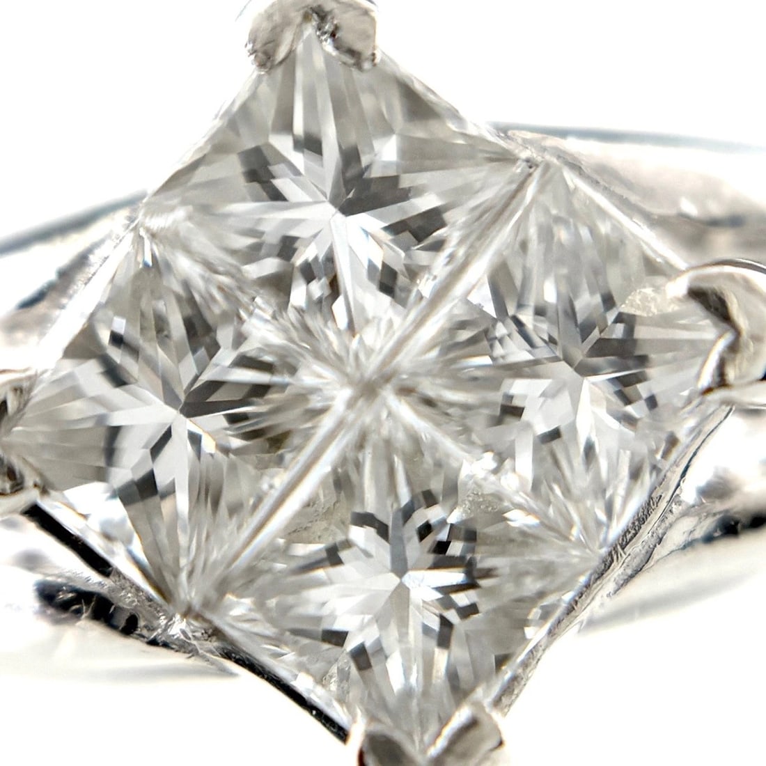 MELEE DIAMOND DESIGN PLATINUM RING - 2