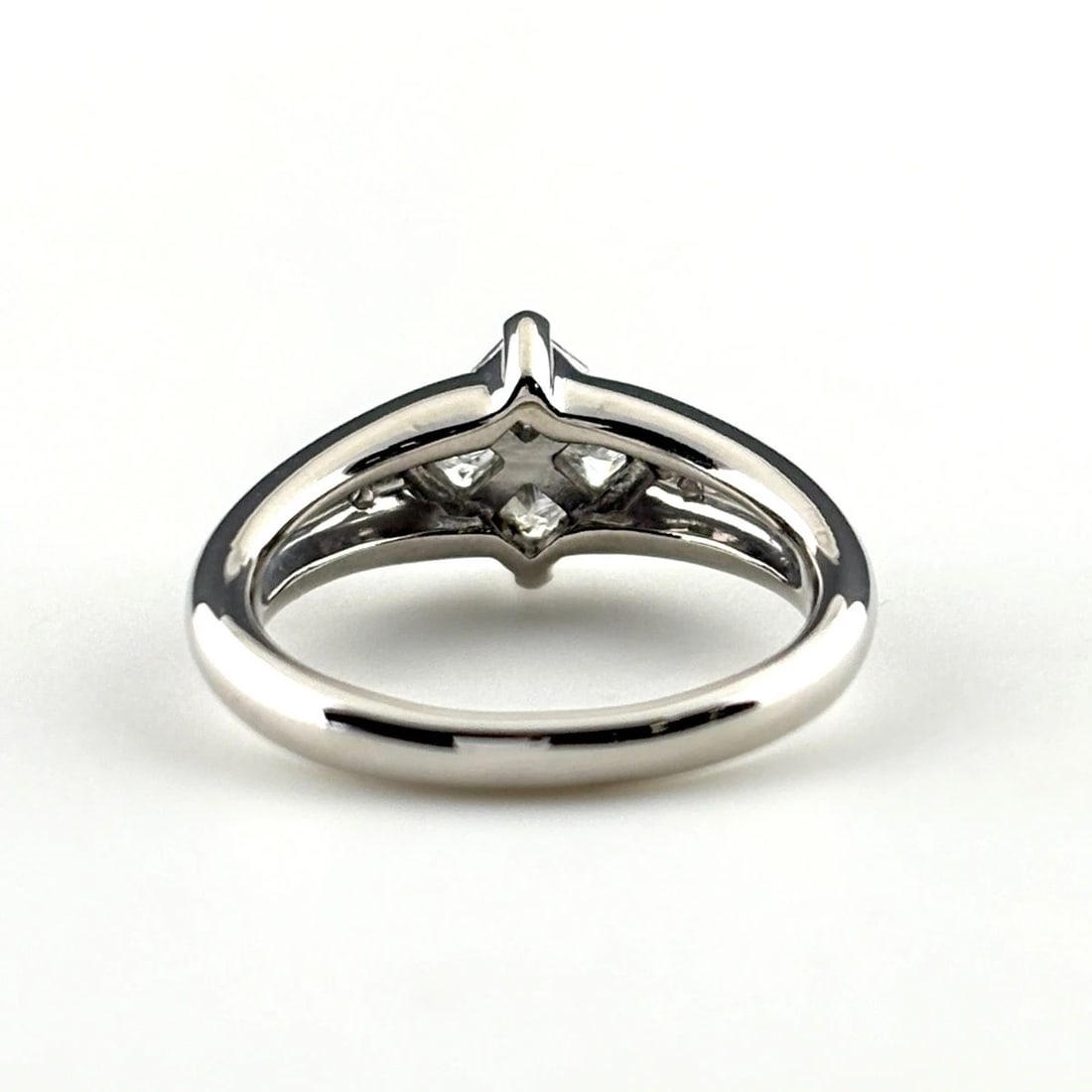 MELEE DIAMOND DESIGN PLATINUM RING - 5