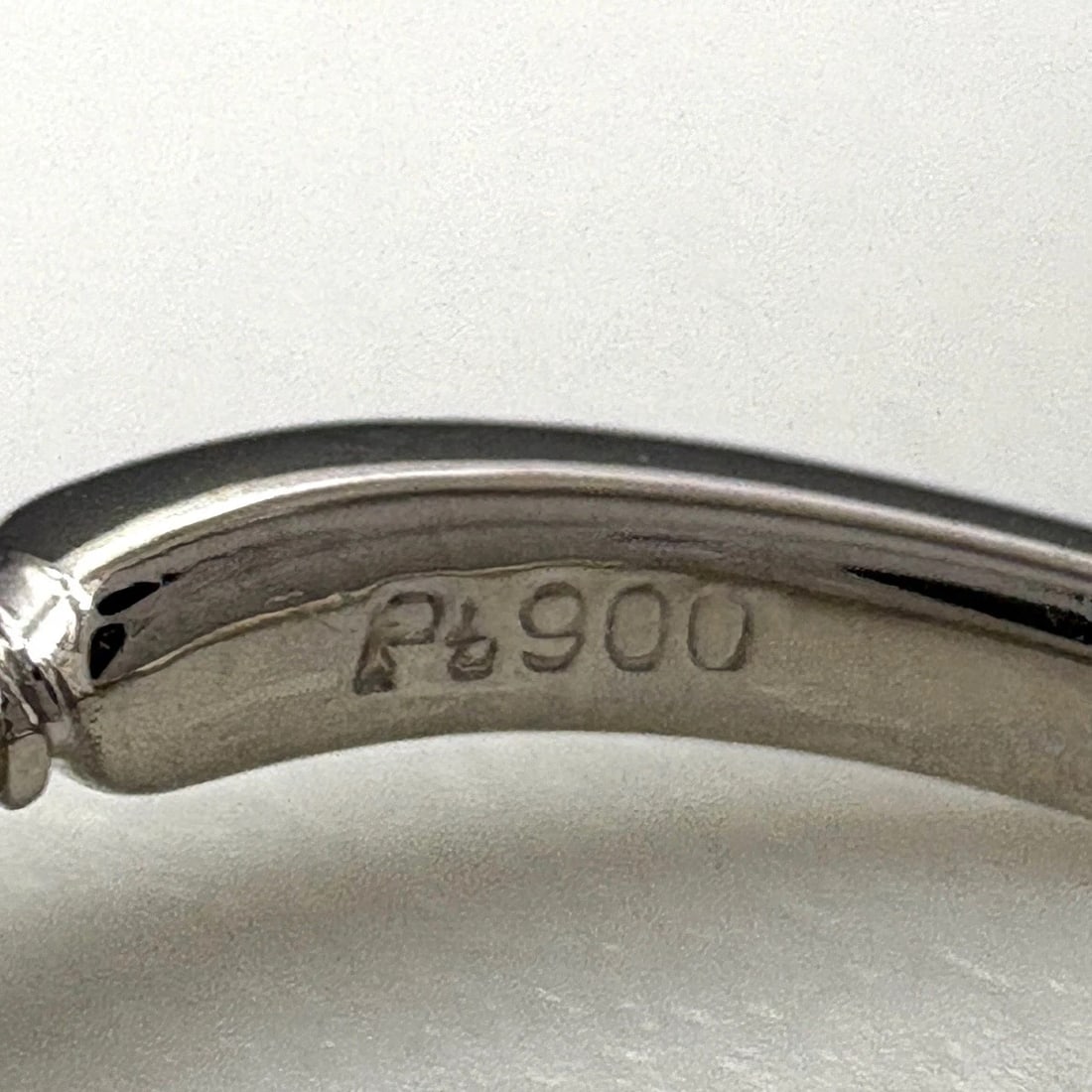 MELEE DIAMOND DESIGN PLATINUM RING - 2
