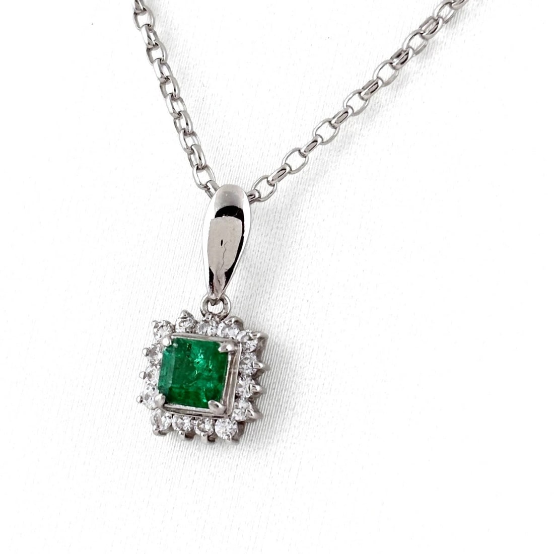EMERALD DESIGN PLATINUM PENDANT MELEE DIAMOND NECKLACE: Emerald design Platinum Pendant melee diamond Necklace Brand: Unbranded Type/Style: Necklace Material: Pt900 Pt850, Main Stone/Creation Emerald Diamond Color: None Size: Chain / code 40cm(15.7")Chain 