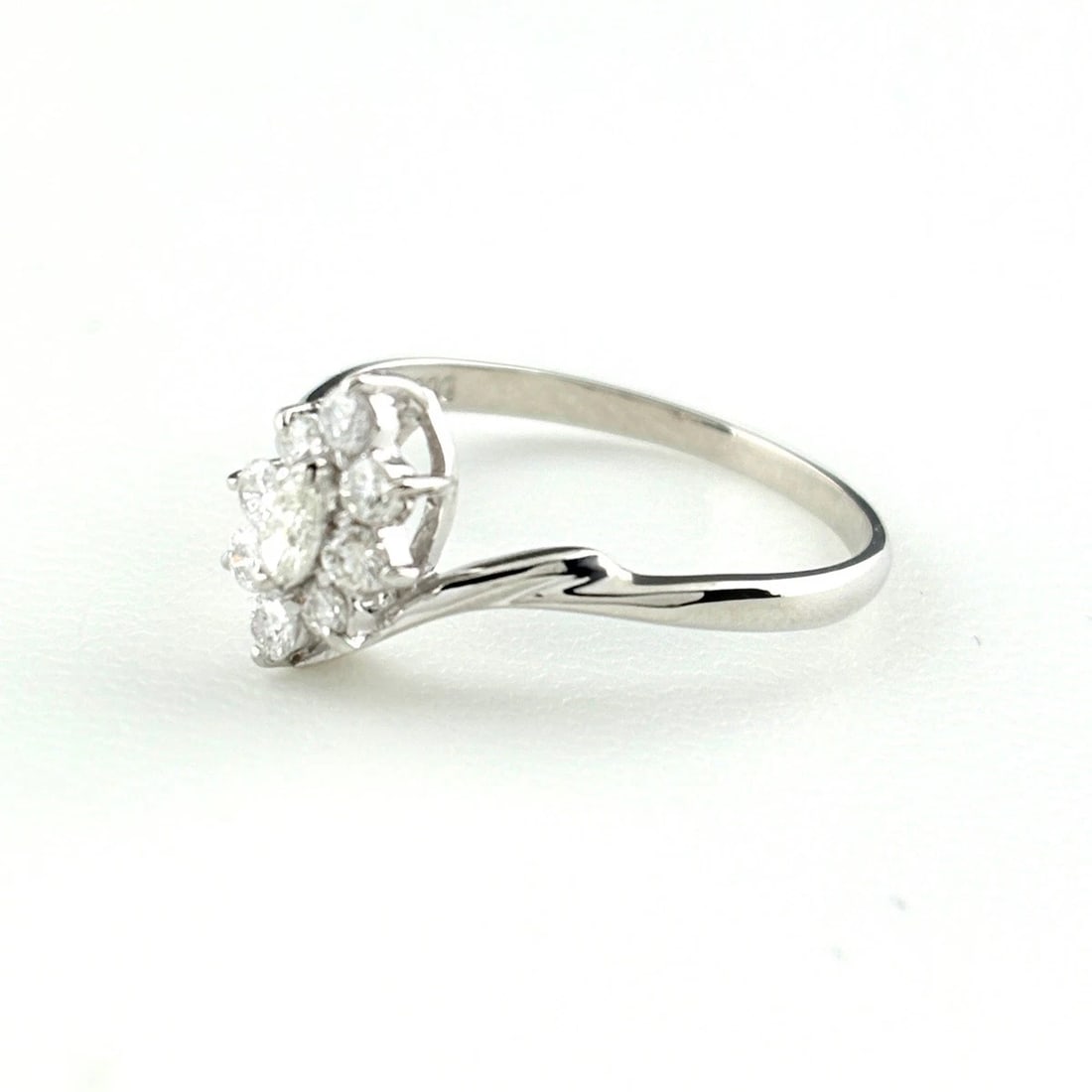 MELEE DIAMOND DESIGN PLATINUM RING - 3
