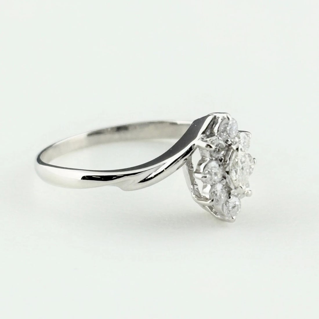 MELEE DIAMOND DESIGN PLATINUM RING - 4