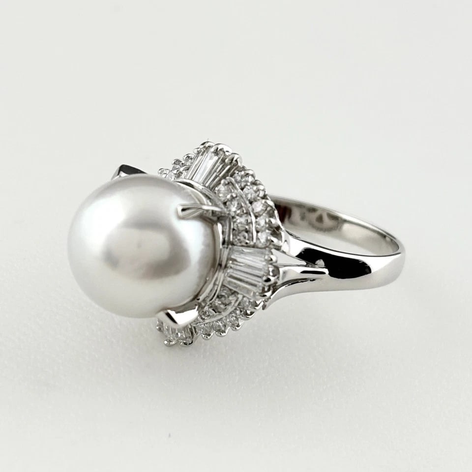 PEARL DESIGNPLATINUMMELEE DIAMOND RING: pearl designPlatinummelee diamond Ring Brand: Unbranded Type/Style: Ring Material: Pt900, Main Stone/Creation Pearl?diamond Color: None Size: US 5.5 to 6 Accessories: None Accessories Noti