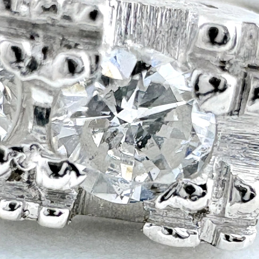 MELEE DIAMOND DESIGN PLATINUM RING - 2