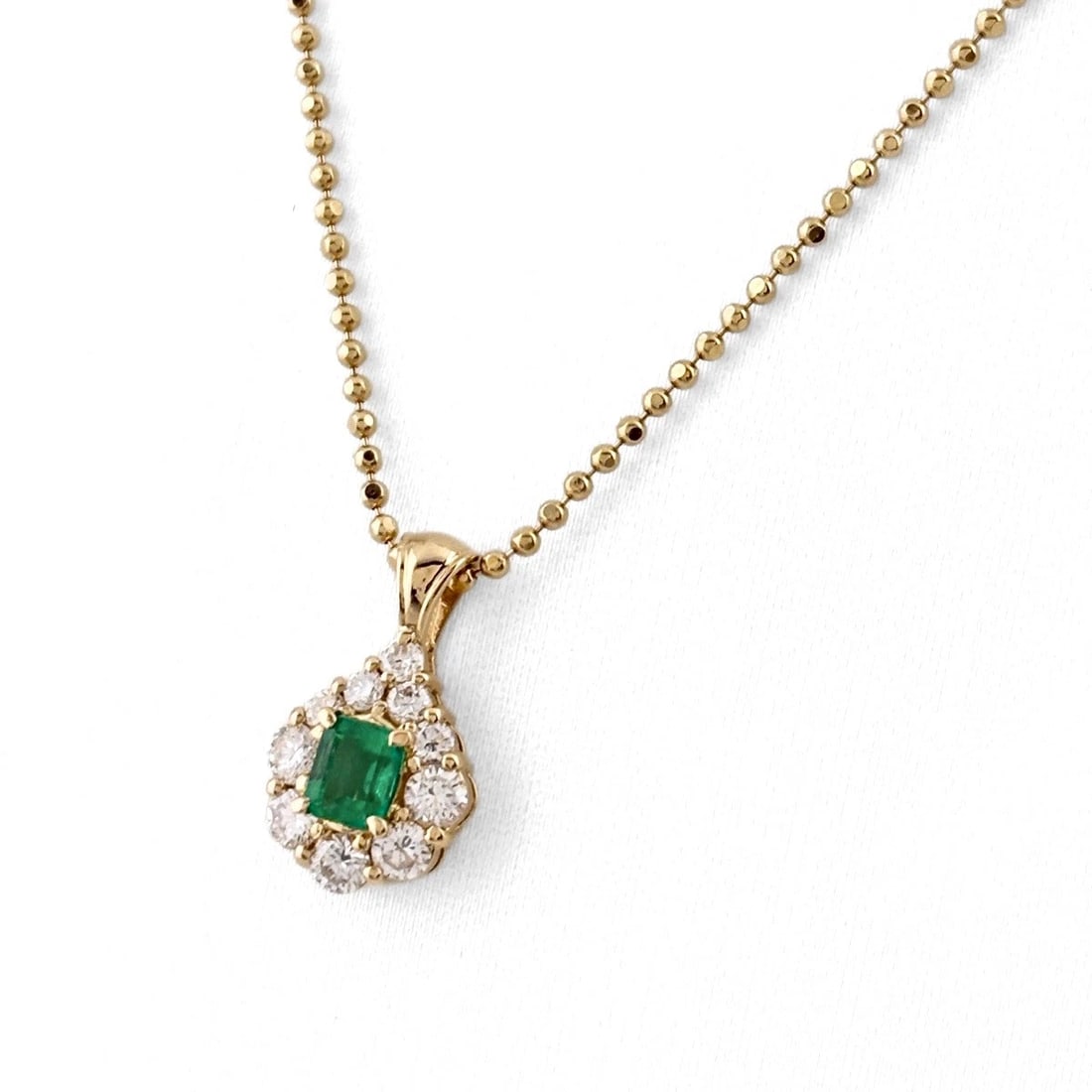 EMERALD DESIGN YG YELLOWGOLD PENDANT MELEE DIAMOND NECKLACE: Emerald design YG YellowGold Pendant melee diamond Necklace Brand: Unbranded Type/Style: Necklace Material: 18KYellowGold, Main Stone/Creation Sapphire Diamond Color: YellowGold Size: Chain width 1.0m