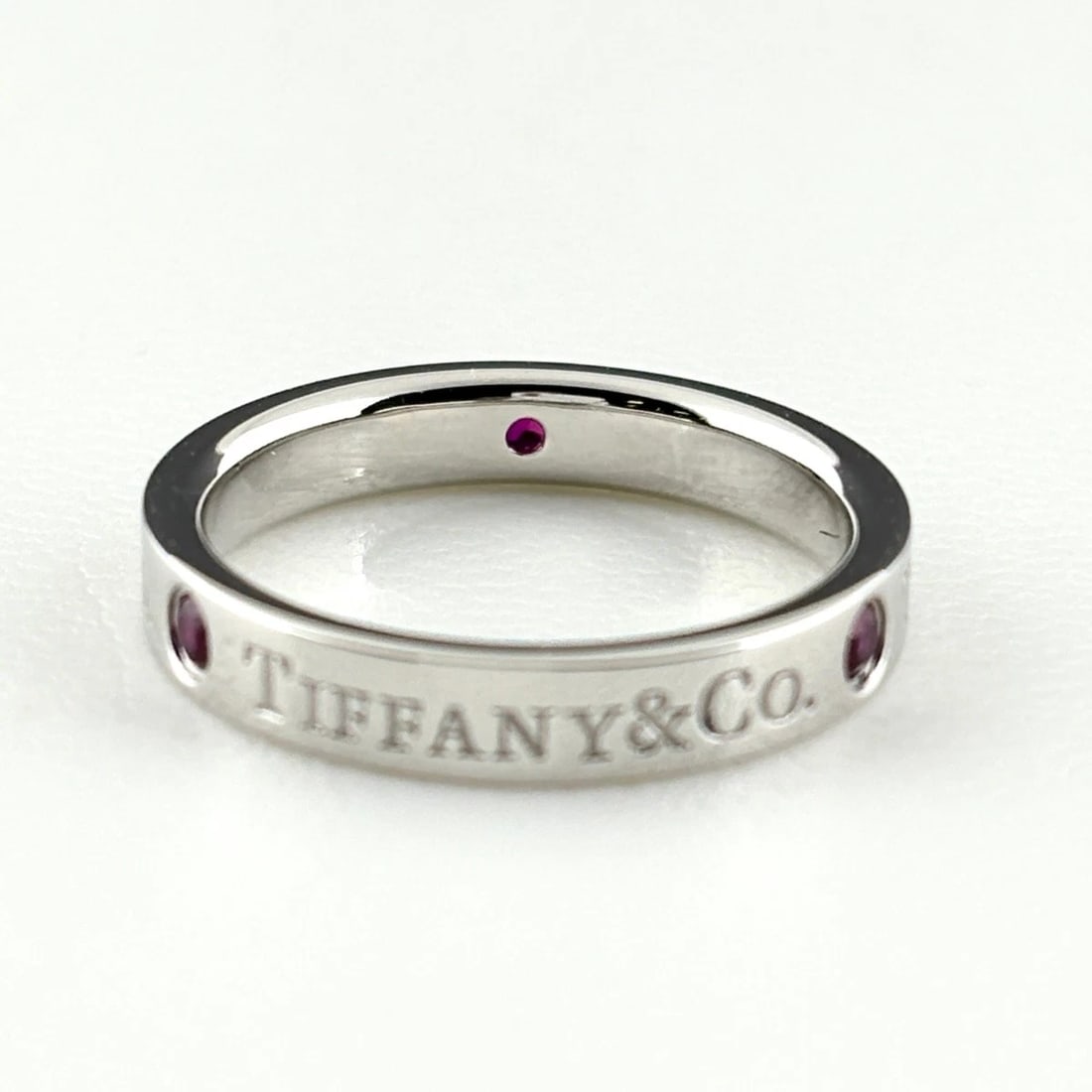 TIFFANY&CO. FLAT BAND RING PLATINUM RUBY RING PT900RUBY: TIFFANY&Co. flat band ring platinum ruby Ring Pt900Ruby Brand: TIFFANY&Co. Type/Style: Ring Material: Pt900, Main Stone/Creation Ruby Color: Silver Size: US 3.5 to 4 Accessories: None Accessories