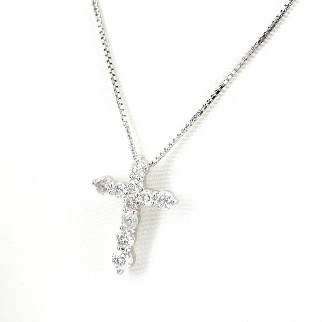 CROSS MOTIF DESIGN PLATINUM PENDANT MELEE DIAMOND NECKLACE: Cross motif design Platinum Pendant melee diamond Necklace Brand: Unbranded Type/Style: Necklace Material: Pt850 Pt900, Main Stone/Creation Natural Color: None Size: Chain width 0.7mm(0.0") Pendant