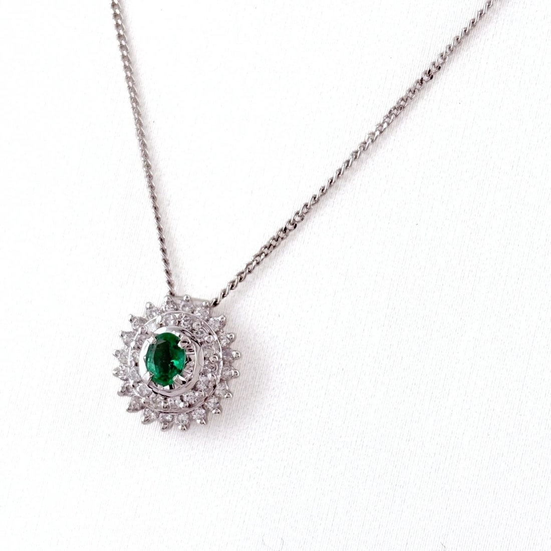 EMERALD DESIGN NECKLACE PLATINUM PENDANT MELEE DIAMOND: Emerald design necklace Platinum Pendant melee diamond Brand: Unbranded Type/Style: Necklace Material: Pt900 Pt850, Main Stone/Creation Emerald Diamond Color: None Size: Chain / code 40cm(15.7")
