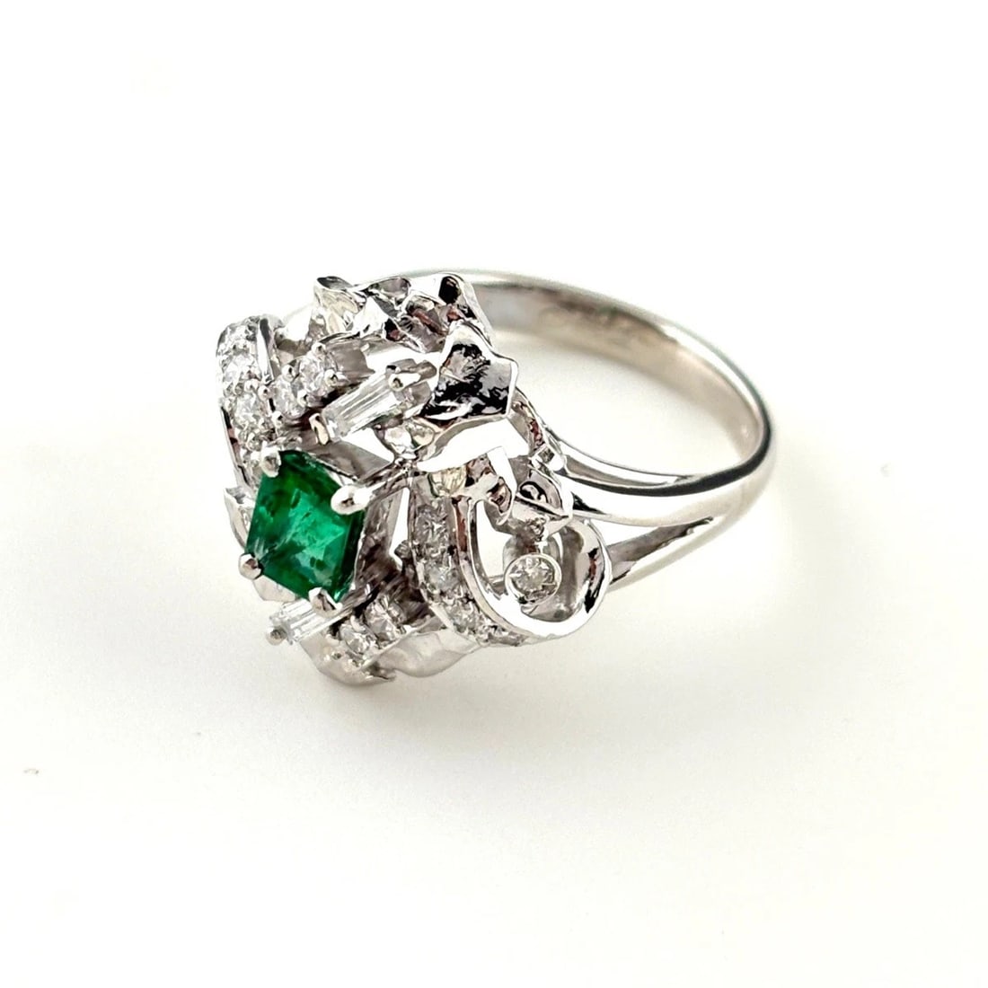 EMERALD DESIGN PLATINUM MELEE DIAMOND RING: emerald design Platinum melee diamond Ring Brand: Unbranded Type/Style: Ring Material: Pt900, Main Stone/Creation Emerald diamond Color: None Size: US 6.5 Accessories: None Accessories Notice: When