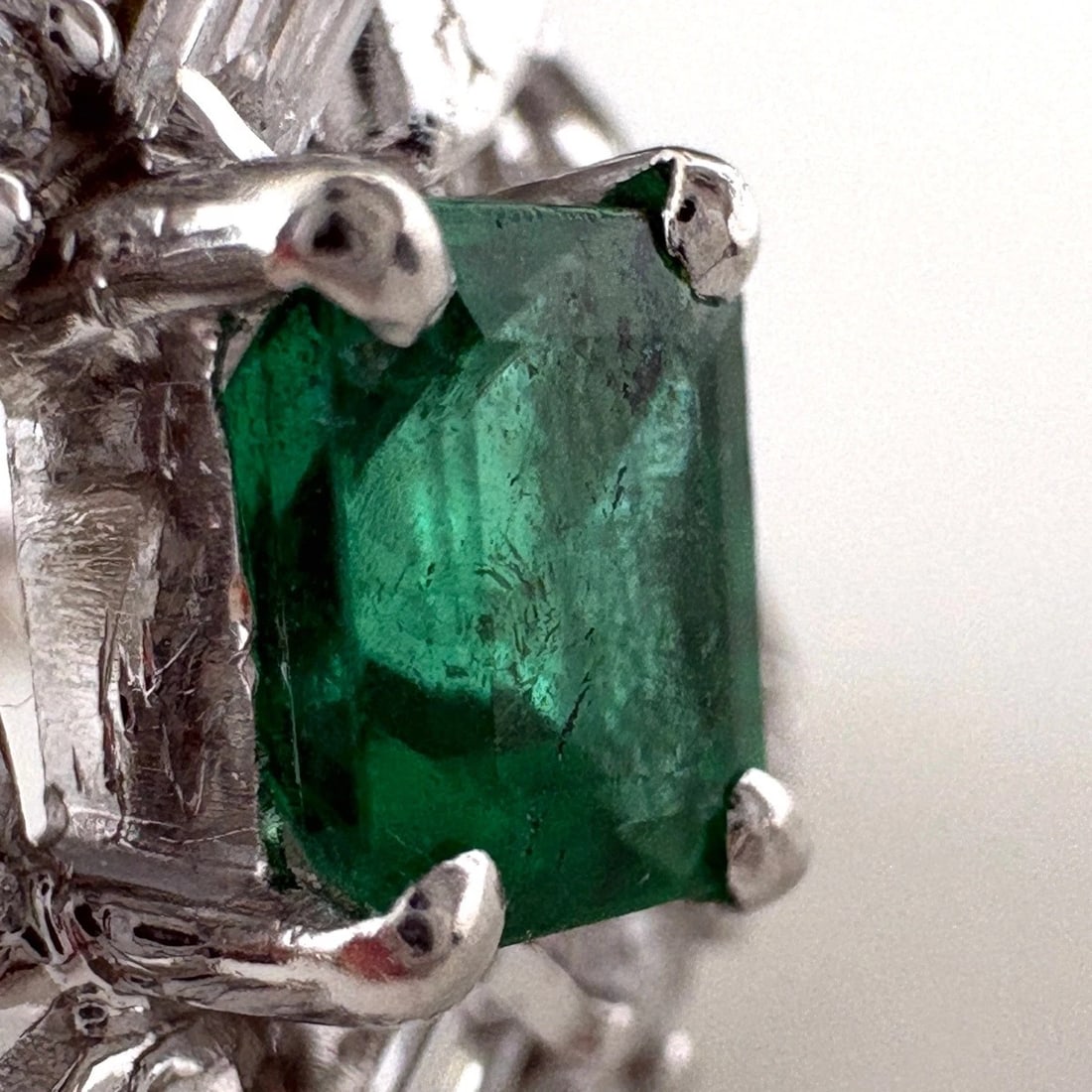 EMERALD DESIGN PLATINUM MELEE DIAMOND RING - 2