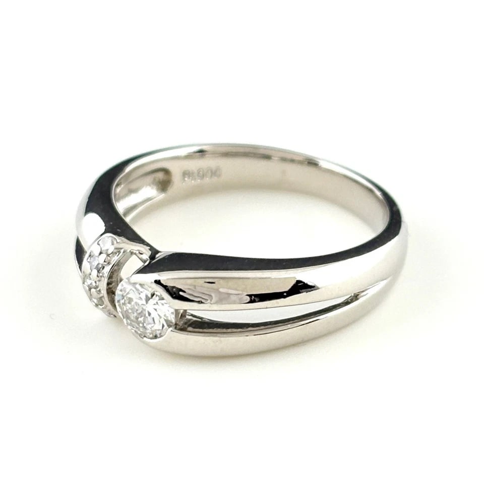 DIAMOND DESIGN PLATINUM MELEE RING: diamond design Platinum melee Ring Brand: Unbranded Type/Style: Ring Material: Pt900, Main Stone/Creation Natural Color: None Size: US 7 to 7.5 Accessories: None Accessories Notice: When p