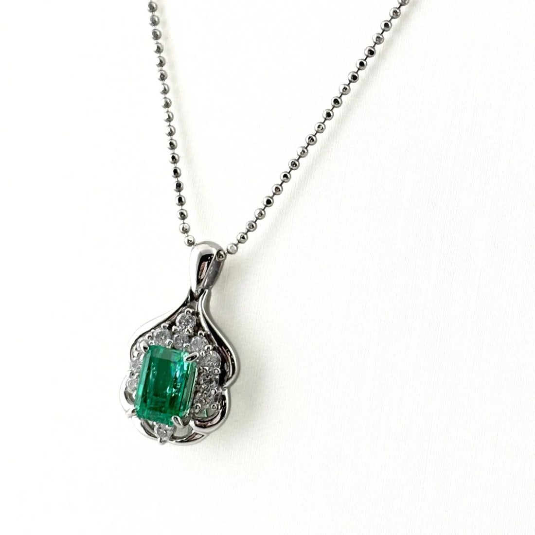 EMERALD DESIGN NECKLACE PLATINUM PENDANT MELEE DIAMOND: Emerald design necklace Platinum Pendant melee diamond Brand: Unbranded Type/Style: Necklace Material: Pt900 Pt850, Main Stone/Creation Emerald Diamond Color: None Size: Chain / code 43cm(16.9")