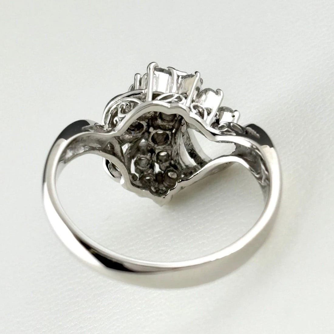 MELEE DIAMOND DESIGN PLATINUM RING - 4