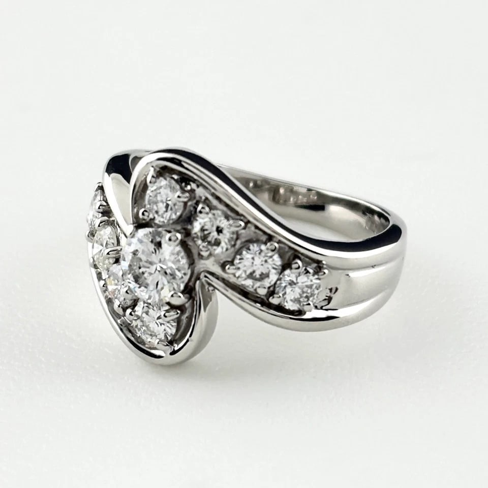 MELEE DIAMOND DESIGN PLATINUM RING: melee diamond design Platinum Ring Brand: Unbranded Type/Style: Ring Material: Pt900, Main Stone/Creation Natural Color: None Size: US 6 to 6.5 Accessories: None Accessories Notice: When purchasing