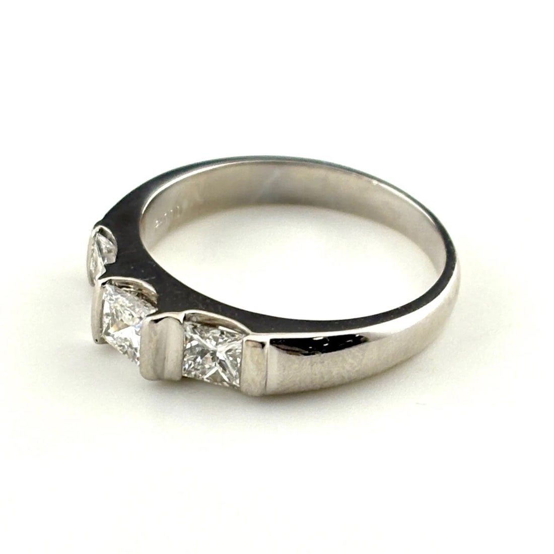 MELEE DIAMOND DESIGN PLATINUM RING: melee diamond design Platinum Ring Brand: Unbranded Type/Style: Ring Material: Pt900, Main Stone/Creation Natural Color: None Size: US 5.5 Accessories: None Accessories Notice: When purcha