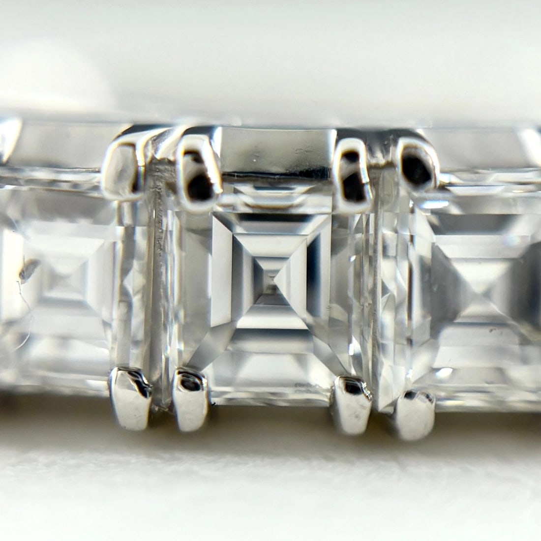 MELEE DIAMOND DESIGN PLATINUM RING - 2
