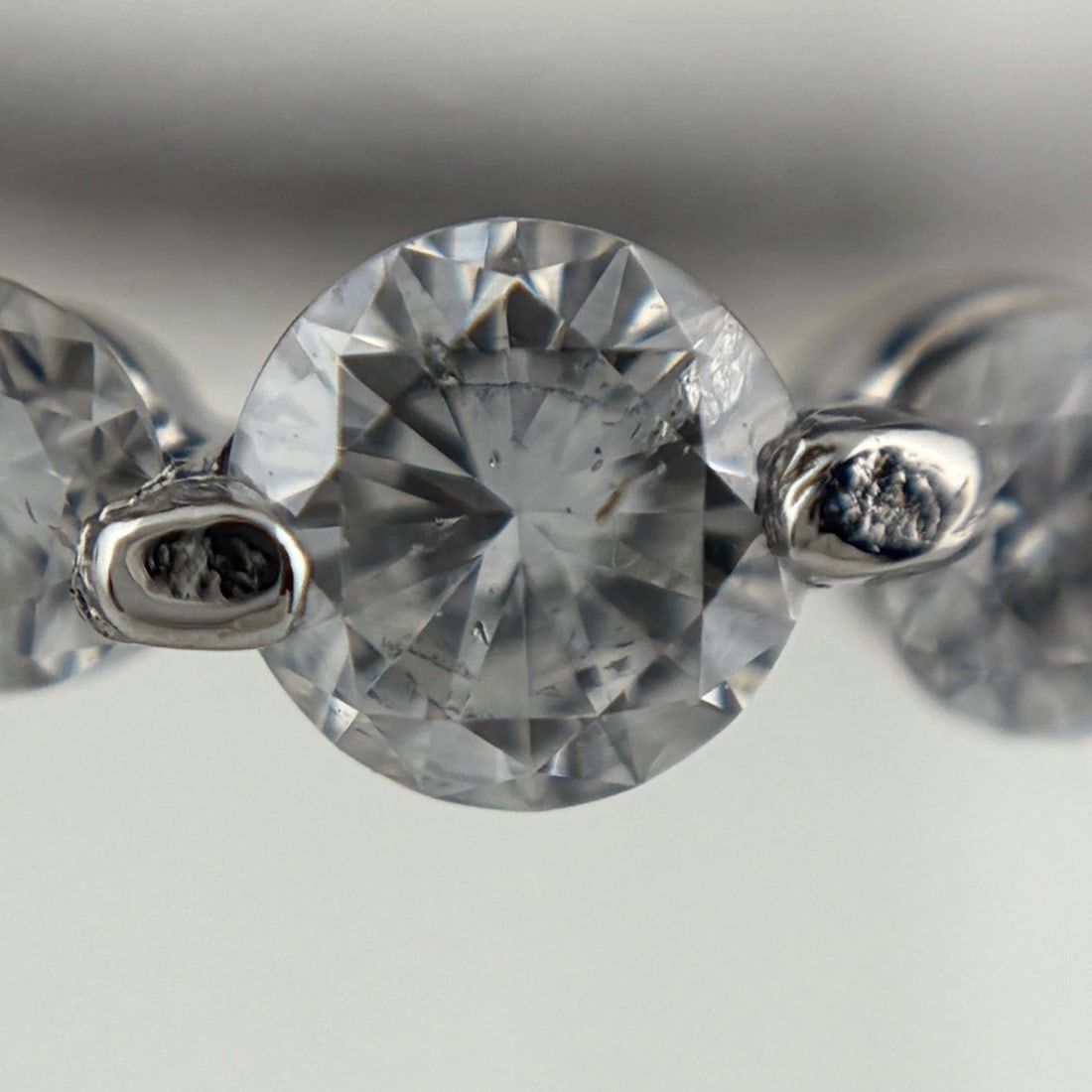 MELEE DIAMOND DESIGN PLATINUM RING: melee diamond design Platinum Ring Brand: Unbranded Type/Style: Ring Material: Pt900, Main Stone/Creation Natural Color: None Size: US 6 to 6.5 Accessories: None Accessories Notice: When purchasing