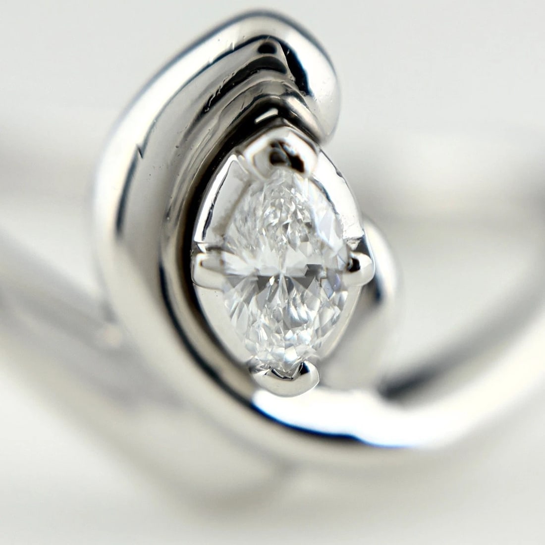 MELEE DIAMOND DESIGN PLATINUM RING - 2