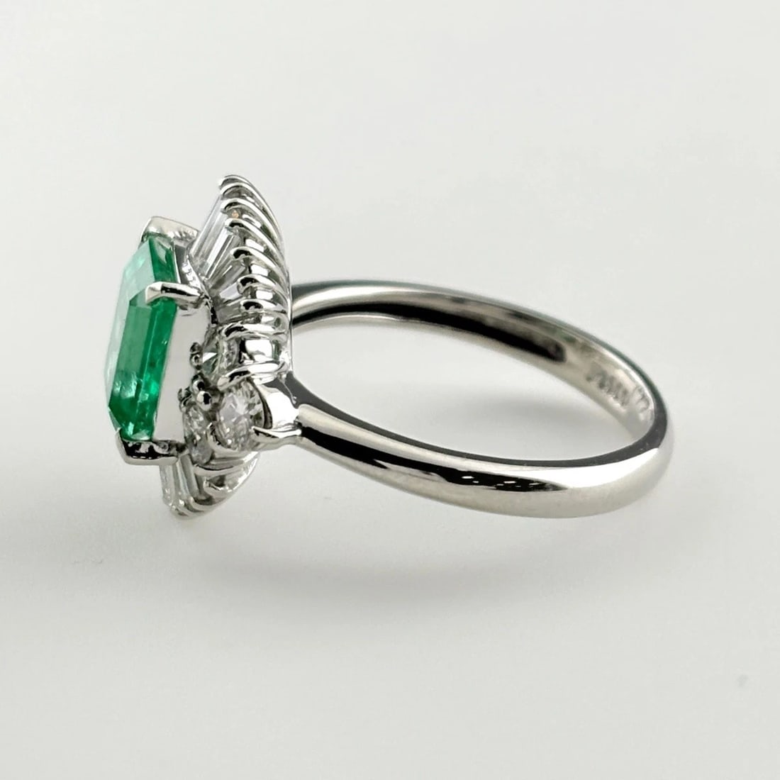 EMERALD DESIGN PLATINUM MELEE DIAMOND RING - 3