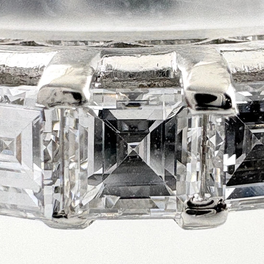MELEE DIAMOND DESIGN PLATINUM RING - 2
