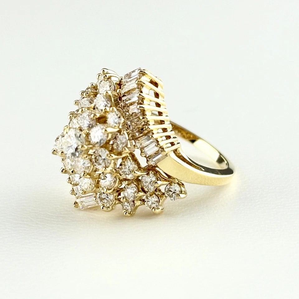 MELEE DIAMOND DESIGN YG RING: melee diamond design YG Ring Brand: Unbranded Type/Style: Ring Material: 18KYellowGold, Main Stone/Creation Natural Color: YellowGold Size: US 6.5 to 7 Accessories: None Accessories Notice