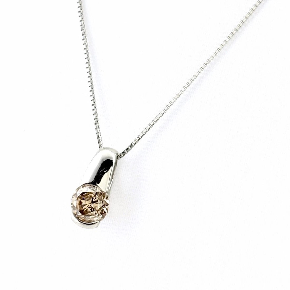 DIAMOND DESIGN NECKLACE PLATINUM PENDANT: Diamond design necklace Platinum Pendant Brand: Unbranded Type/Style: Necklace Material: Pt850Pt900, Main Stone/Creation Natural Color: None Size: Chain width 0.7mm(0.0") Pendant size 13.0?6.2mm(0.5")