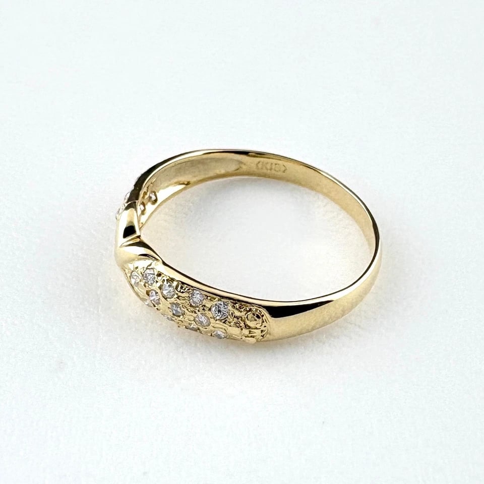 MELEE DIAMOND DESIGN YG YELLOWGOLD RING: melee diamond design YG YellowGold Ring Brand: Unbranded Type/Style: Ring Material: 18K, Main Stone/Creation Natural Color: YellowGold Size: US 6.5 to 7 Accessories: None Accessories Notic