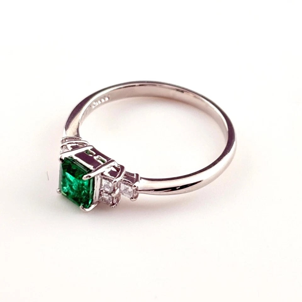 EMERALD DESIGN PLATINUM MELEE DIAMOND RING: emerald design Platinum melee diamond Ring Brand: Unbranded Type/Style: Ring Material: Pt900, Main Stone/Creation Emerald diamond Color: None Size: US 6.5 to 7 Accessories: None Accessories Notice: