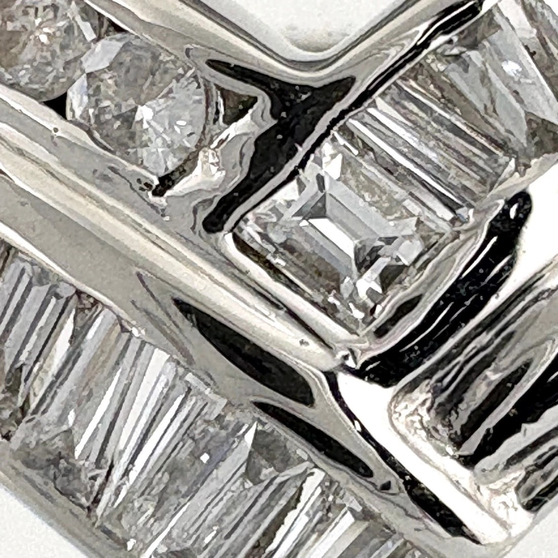 MELEE DIAMOND DESIGN PLATINUM RING - 2
