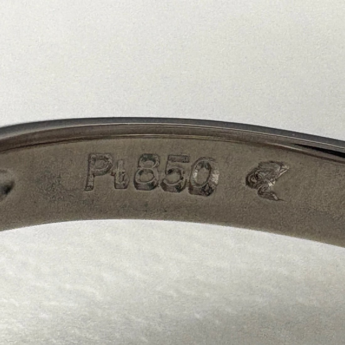 MELEE DIAMOND DESIGN PLATINUM RING - 2