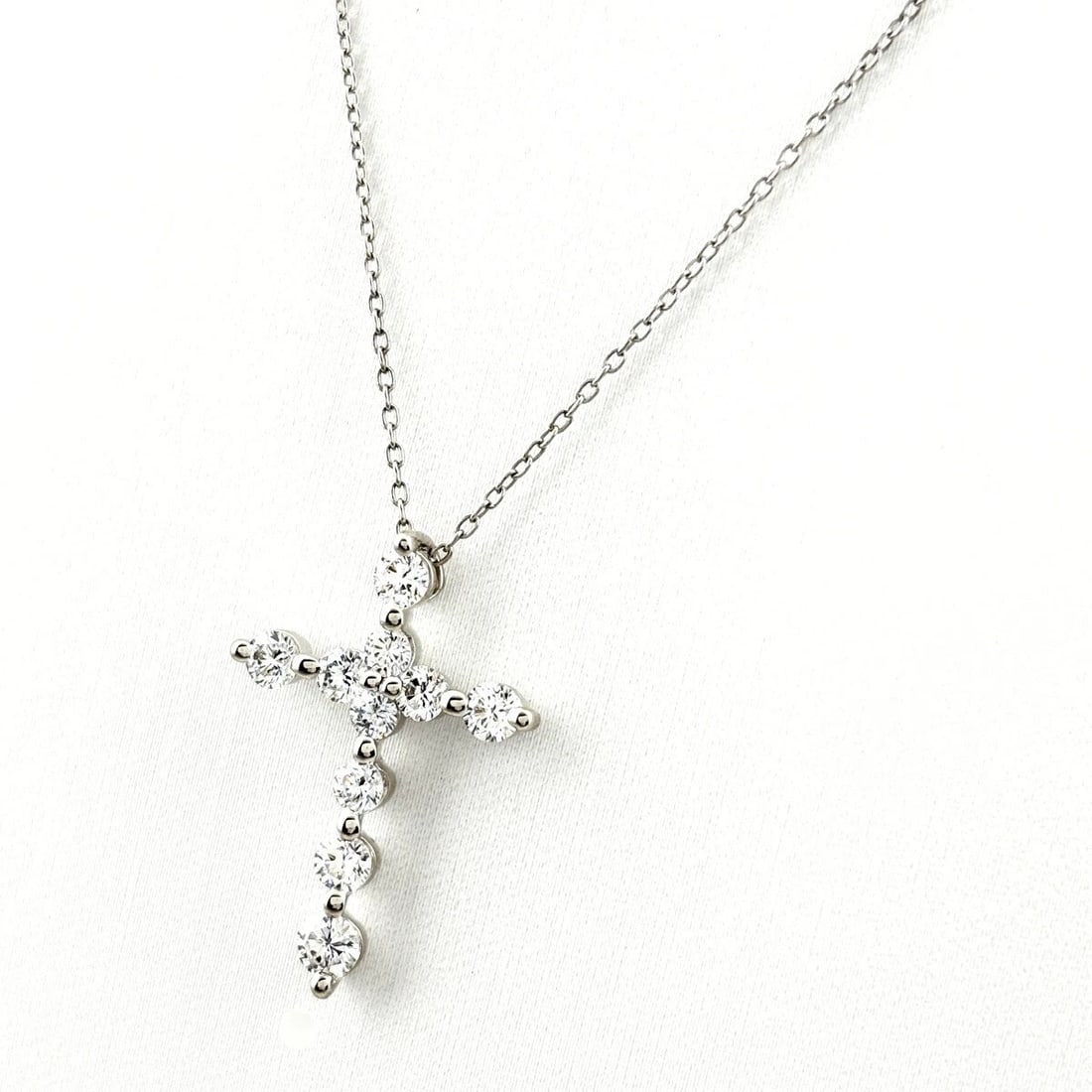 PONTE VECCHIO CROSS MOTIF NECKLACWHITEGOLD PENDANT MELEE DIAMOND: Ponte Vecchio Cross motif necklacWhiteGold Pendant melee diamond Brand: Ponte Vecchio Type/Style: Necklace Material: 18KWhite Gold, Main Stone/Creation Natural Color: White Gold Size: Chain / code